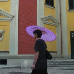 [19] Tirana: donna col parasole
